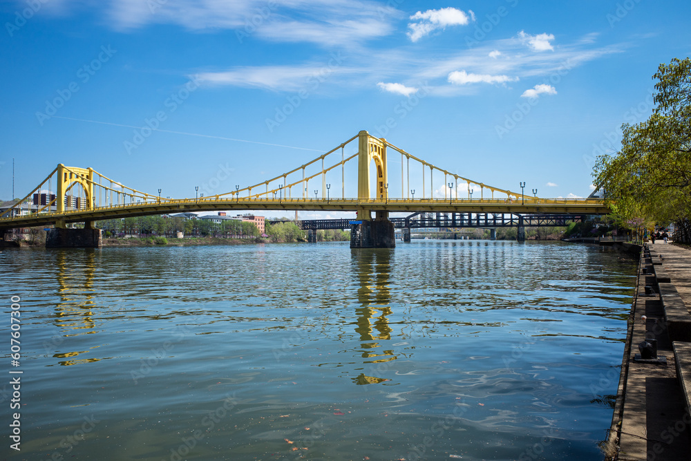 Naklejka premium Rachel Carson bridge crossing Allegheny River in Pittsburgh, Pennsylvania, with raildroad bridge in the background.