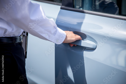 車のドアを開ける person holding a car keys