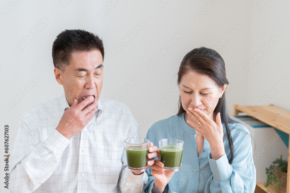青汁を飲む高齢者夫婦