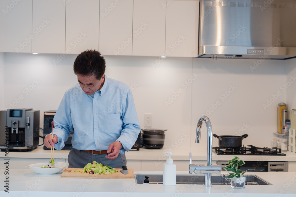 料理をするシニアの男性 料理をするシニアの男性