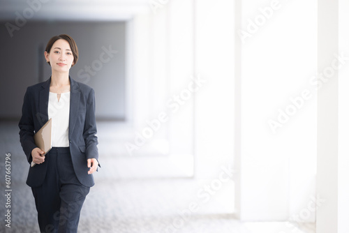 ビジネス系で使いやすいカッコいい働くアジア系の（日本人）女性のイメージ　コピースペースあり © kapinon