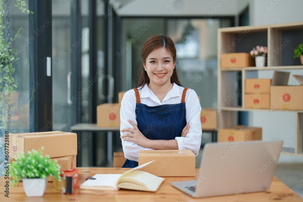 Online delivery, female small business owners are ecstatic when they see unexpected sales and customer orders in their business planning and marketing Online delivery, female small business owners are ecstatic when they see unexpected sales and customer orders in their business planning and marketing