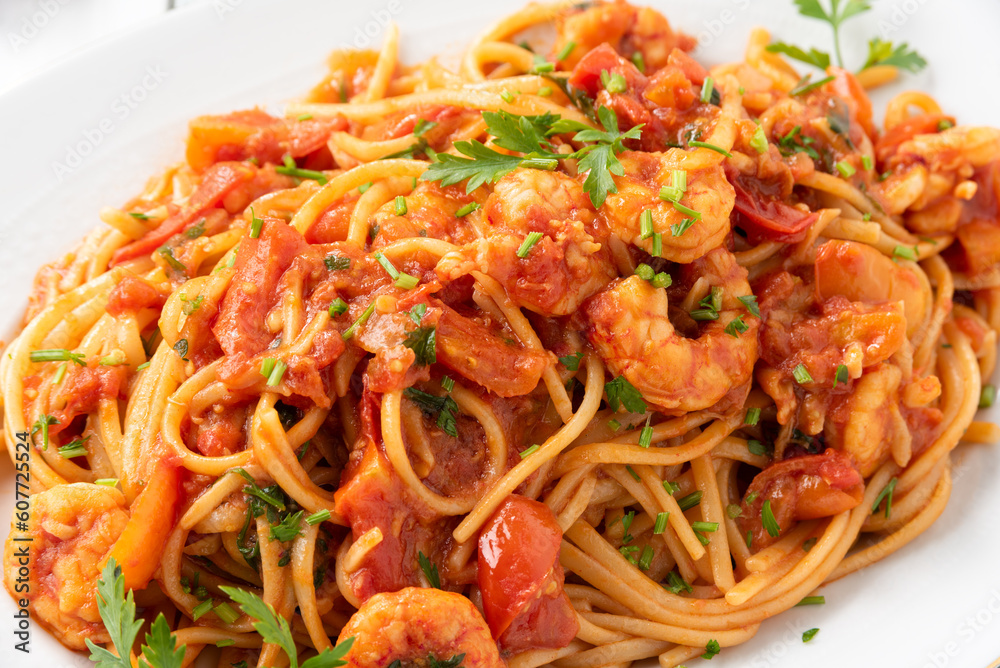 Vassoio di deliziosi spaghetti conditi con sugo di gamberi, cibo italiano Vassoio di deliziosi spaghetti conditi con sugo di gamberi, cibo italiano
