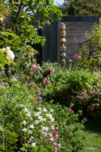 фотографія Suburban messy bedhead garden in Pinner, Middlesex with rock garden