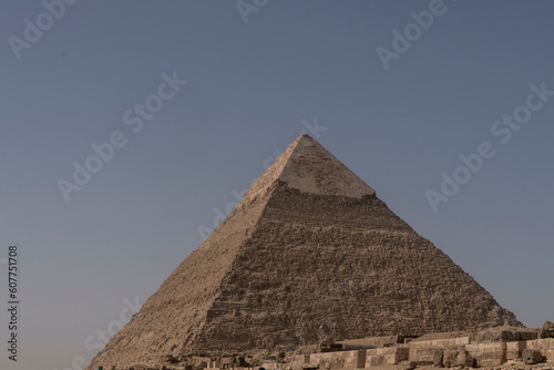 Vista panor  mica de las Pir  mides de Guiza con el desierto de arena. Egipto