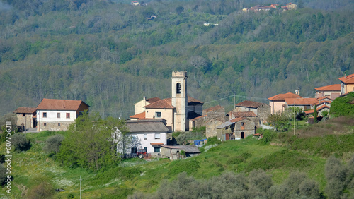 Parco Nazionale dell'Appennino Tosco-Emiliano in Italien mit Kirchturm