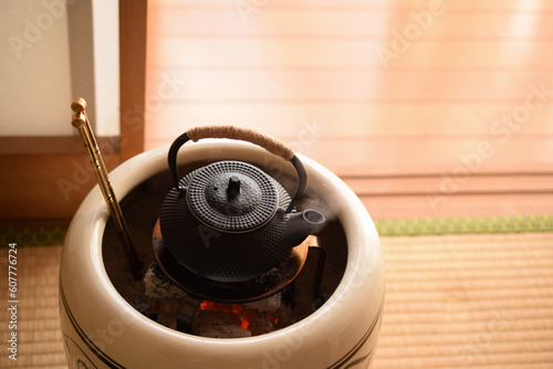 湯気の出ている南部鉄器の急須ののった火鉢