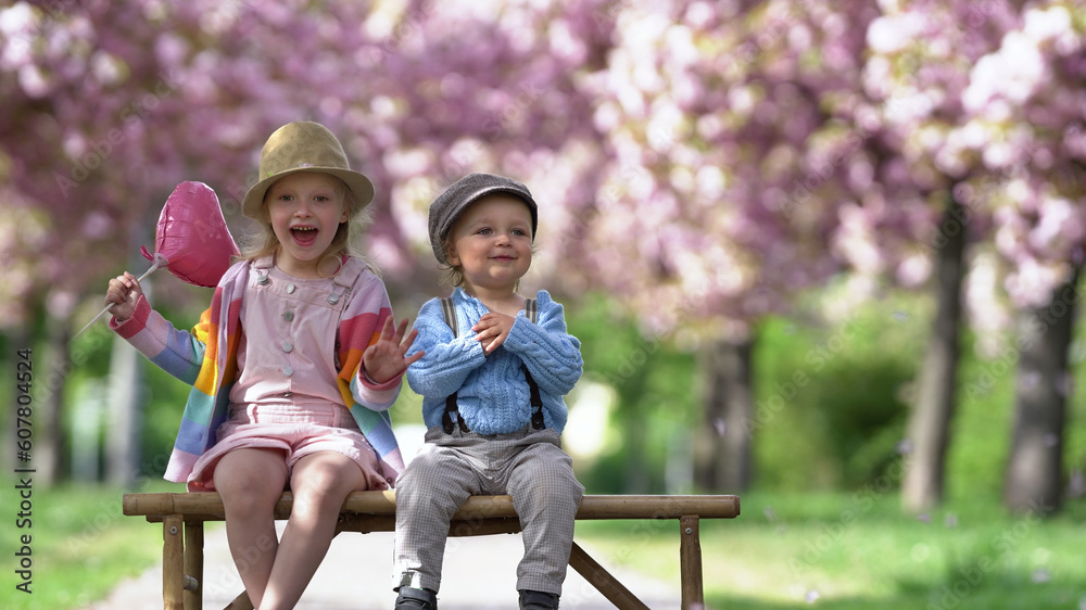 Fototapeta premium kleine Kinder sitzen im Park