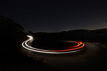 Papier peint photo Autoroute de nuit Virage nocturne aux sillages de phares  © Felix Tchvertkin