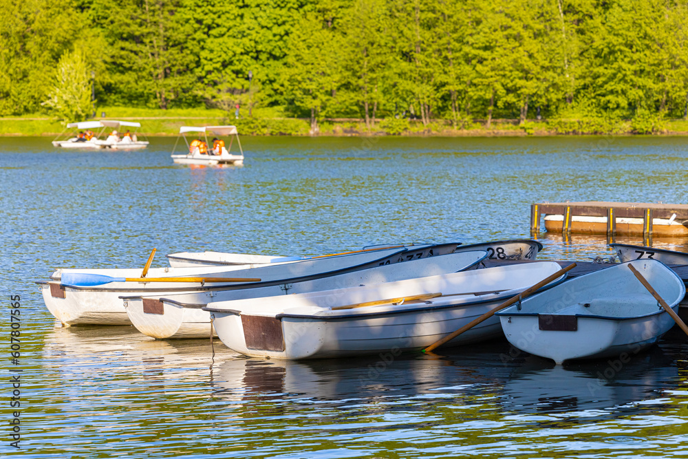 Obraz premium Empty boat near the pier in the park