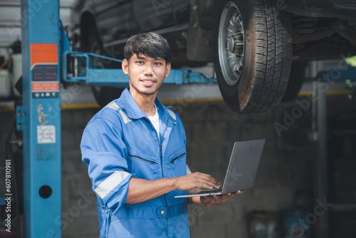 Professional mechanics are helping to check the customer's repair information that is brought to repair, all kinds of car experts, expert car repairs and standardized car repair centers.