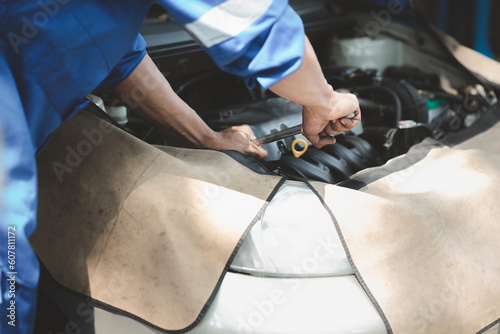 Professional mechanic checking the engine of the car to be delivered for repair, all kinds of auto specialists, expert auto repair and standardized auto repair centers.