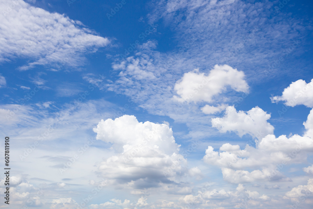 Fototapeta premium The white cloud and bright blue sky for background