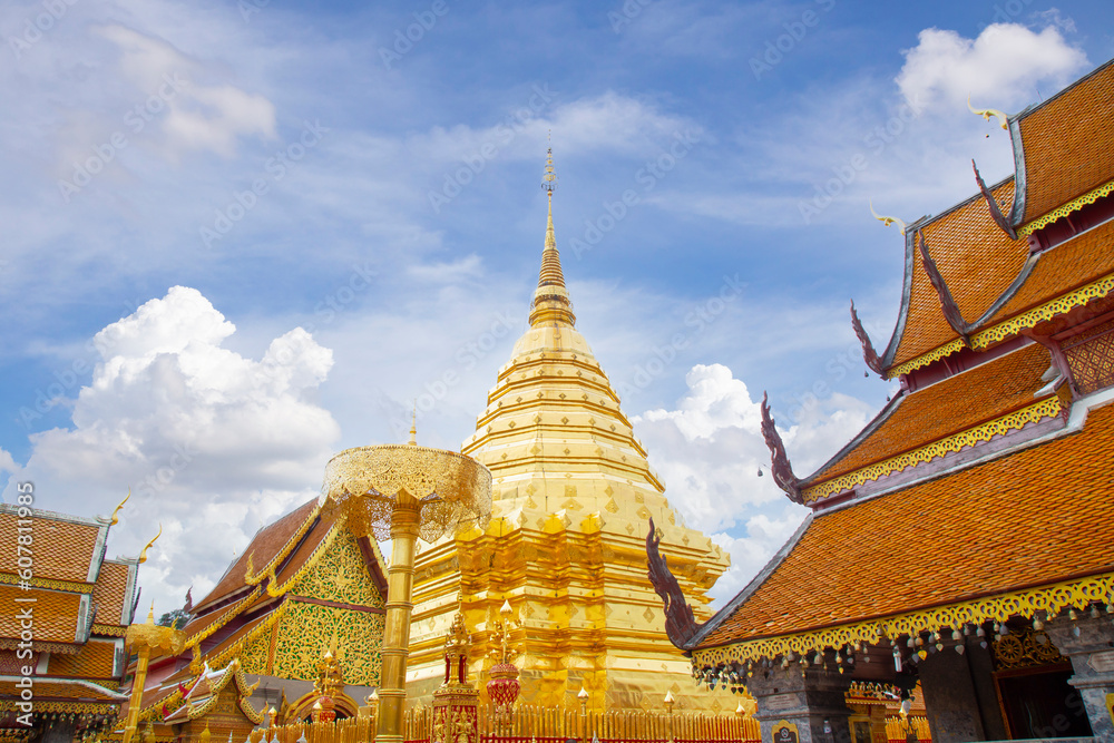 Fototapeta premium Golden pagoda Wat Phra That Doi Suthep in Chiang Mai, Thailand.