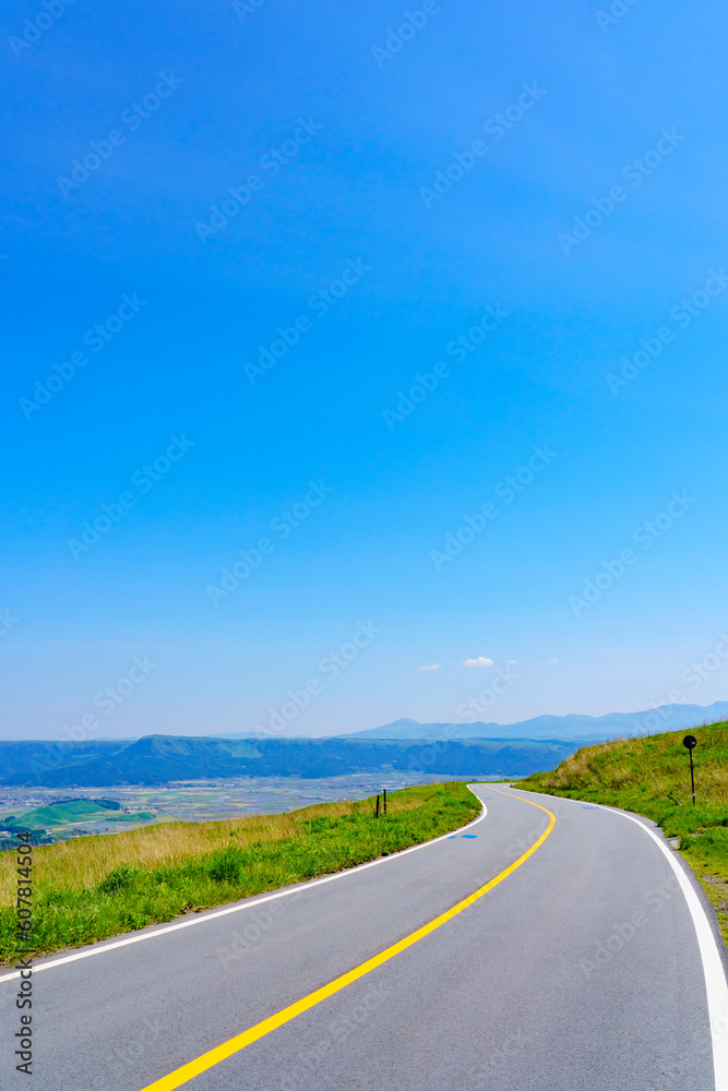 Fototapeta premium 【熊本県】阿蘇の草原に延びる阿蘇パノラマライン
