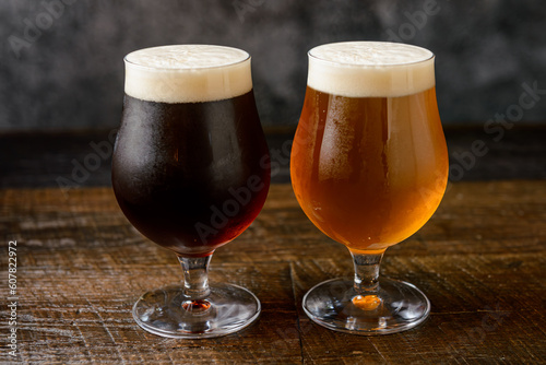 Bild auf Leinwand グラスビール　エールビールと黒ビール　クラフトビール