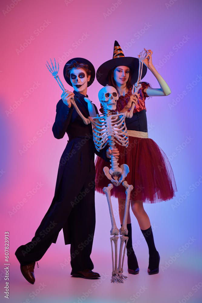 Fototapeta premium teens with skeleton
