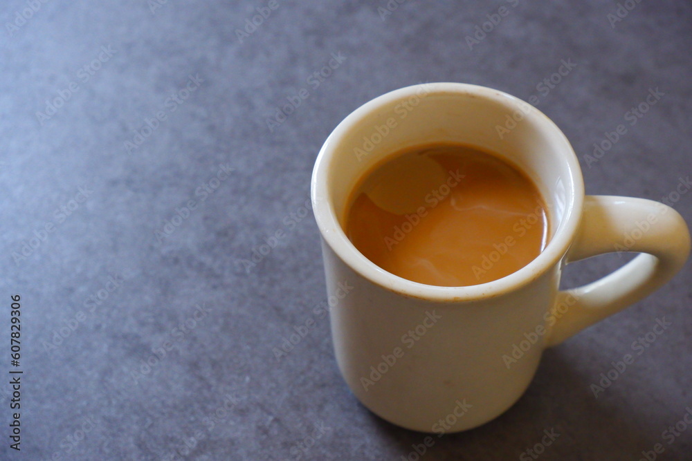 朝に美味しいミルク入りのコーヒー 朝に美味しいミルク入りのコーヒー