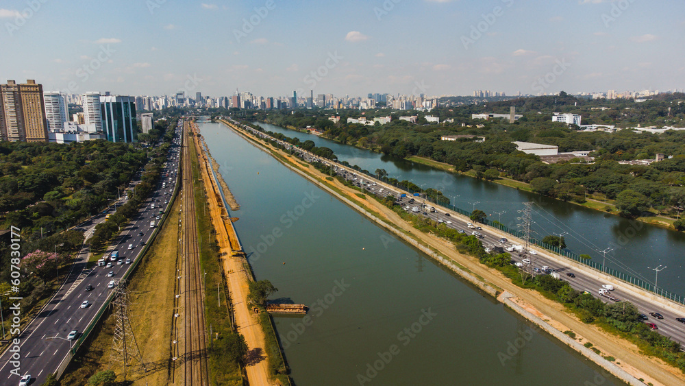 Obraz premium Trânsito da cidade de São Paulo captada do alto por um drone em 2023.