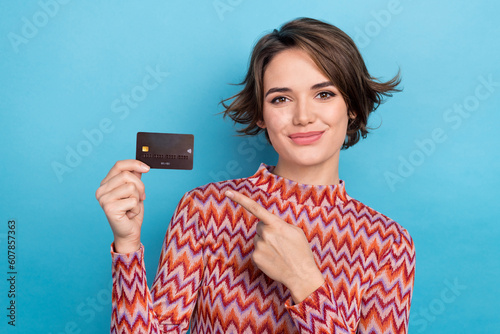 Φωτογραφία Photo portrait of lovely young lady hold credit card point finger wear trendy st