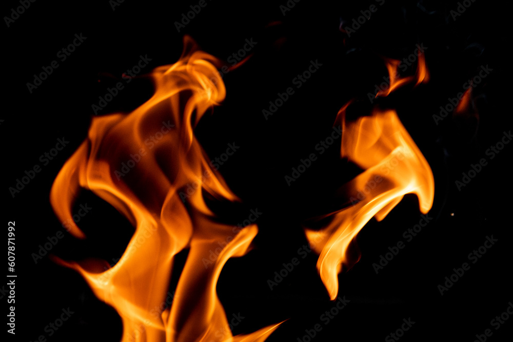Flammes jaunes orangées sur fond noir Flammes jaunes orangées sur fond noir