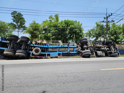 Traffic accident A trailer overturned on the side of the road is dangerous. The cause may be caused by the driver falling asleep or being drunk or driving recklessly.