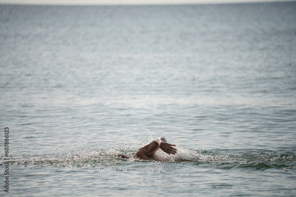 Fototapeta premium Man swimming in the ocean