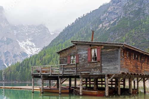 Bootshaus am Pragser Wildsee in den Dolomiten  S  dtirol