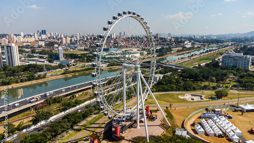 Roda gigante próximo a marginal pinheiros captada do alto por um drone em São Paulo. 