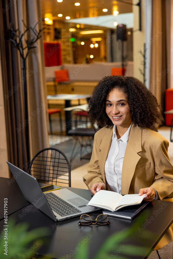 Pretty business woman workng on the laptop in the hotel