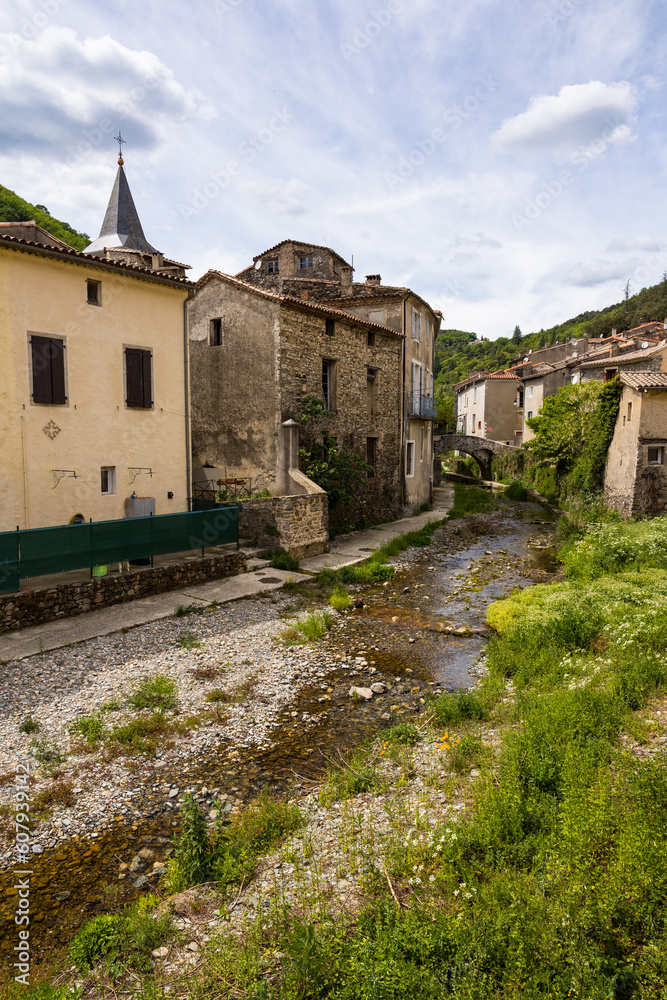 Village de Saint-Laurent-le-Minier autour de la rivière de la Crenze