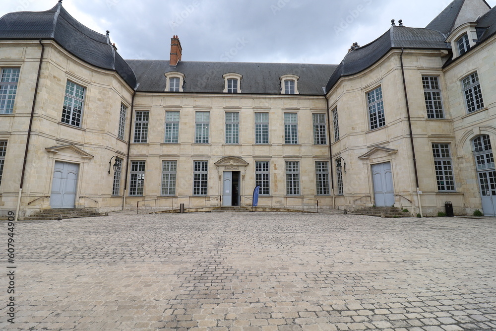 Bâtiment typique, vue de l'extérieur, ville de Orléans, département du Loiret, France