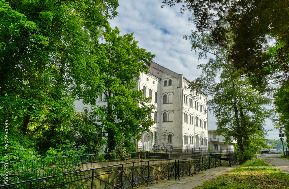 Obraz premium Historische Mühle am Baldeneysee in Essen Werden