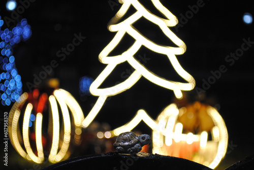 Luces navideñas con árbol y esferas brillantes en la noche