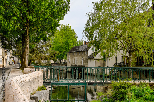 Chartres, Altstadt, Altstadthäuser, L'Eure, Fluss, Kanal, Steinbrücke, Brücke, Le Pont des Minimes, Mühle, Flussufer, Uferweg, Frankreich, Frühling, historische Häuser