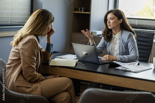 Φωτογραφία Angry boss yelling at her employee, she is stressed and feeling frustrated on wo