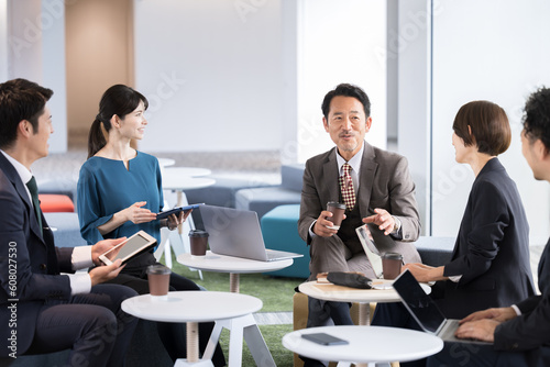 Foto The president of a company in a beautiful office building talking to his subordi