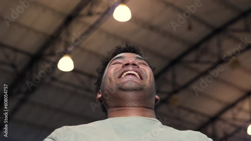 Risas Contagiosas: El Poder de la Alegría en un Hombre Afro - Un Hombre Afro que Ilumina con su Risa - Risas que Sanan: La Explosión de Alegría de un Hombre Afro