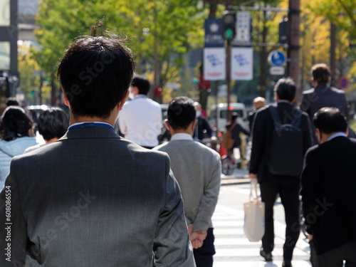 昼休みにランチに出かける会社員の背中