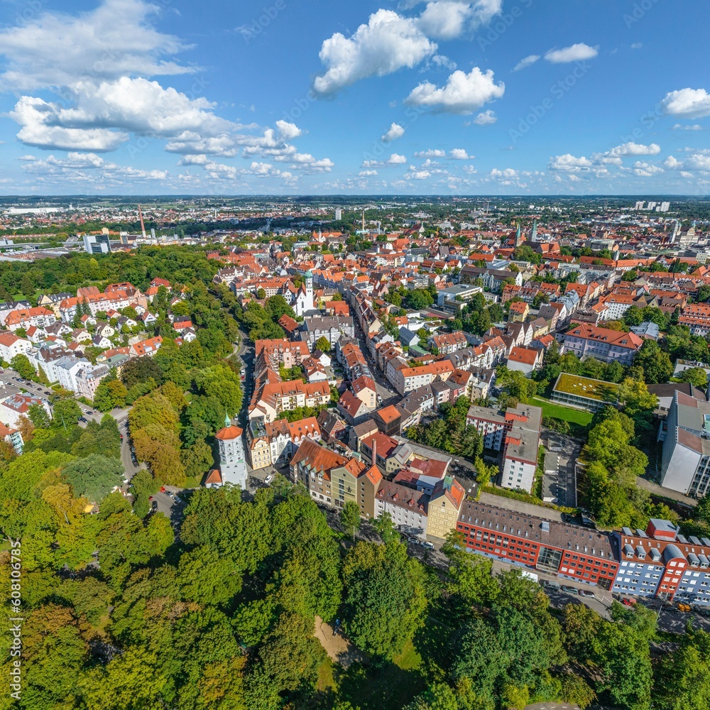 Ausblick auf Augsburg, rund um das Wertachbruckertor im Sommer
