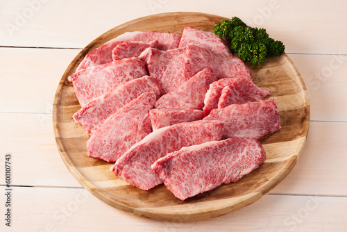 日本のブランド牛、佐賀牛　和牛のもも肉の生のステーキ肉をお皿に沢山盛り付けてます。