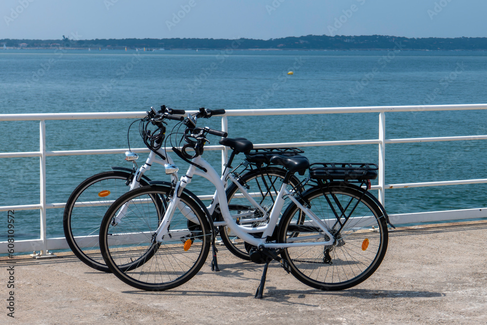deux vélo électriques sur le bord de mer