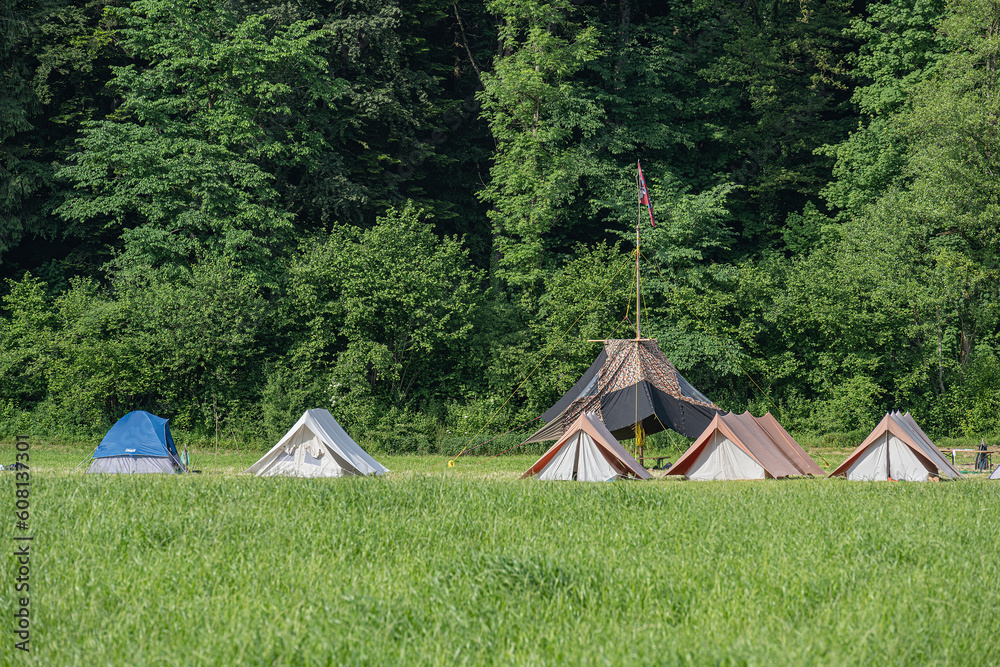 Zelte am Waldrand, Linthgebiert, Schweiz