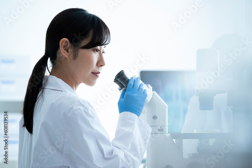 Obraz na plátne A young Asian female researcher takes her work seriously at the institute