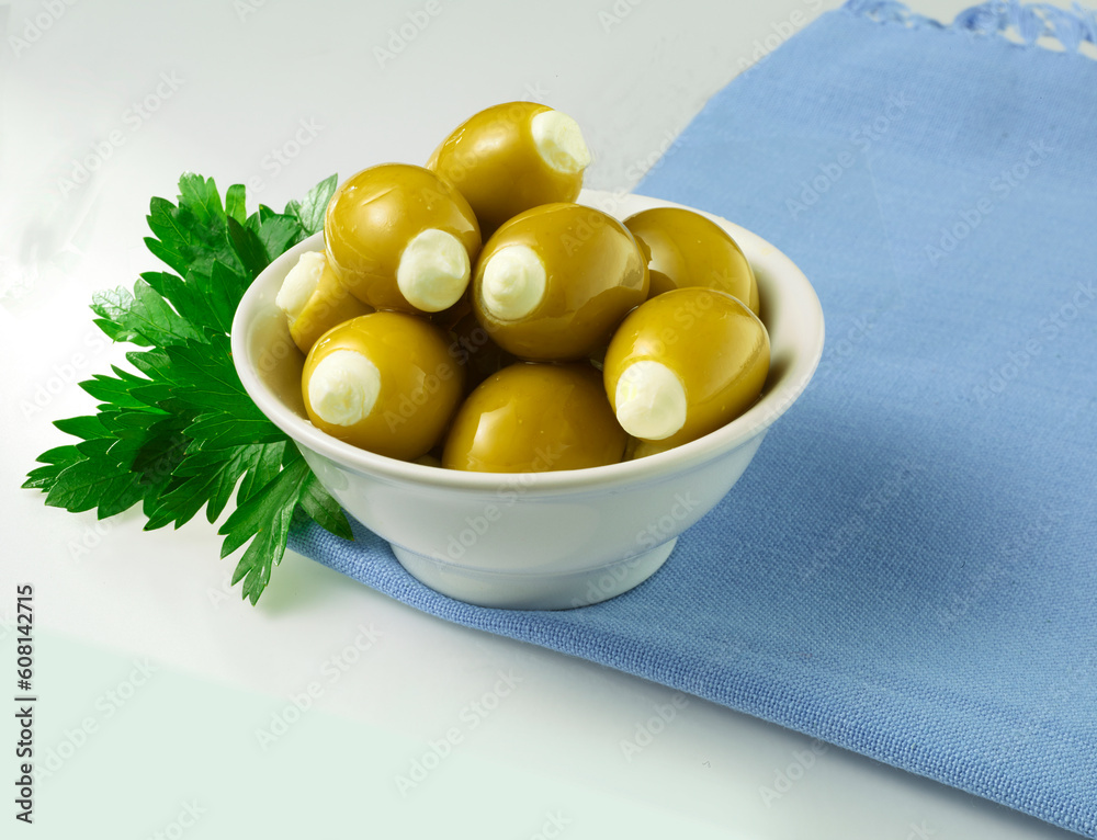Gruene Oliven gefuellt mit Frischkaese in weisser Porzellanschale Stock ...