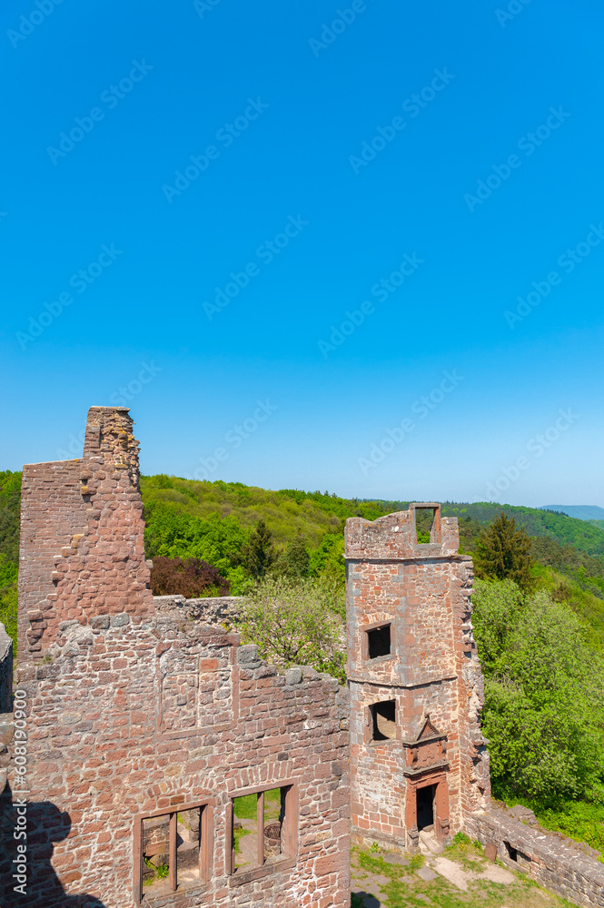 Ruine Madenburg bei Eschbach mit Landschaft des Pfälzerwaldes. Region Pfalz im Bundesland Rheinland-Pfalz in Deutschland