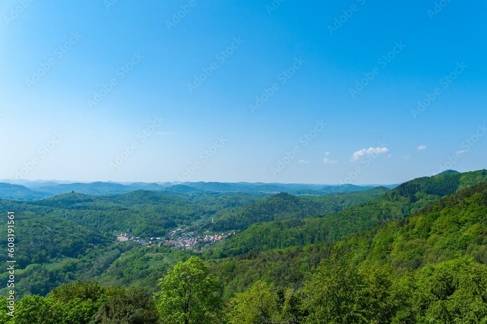 Blick von der Ruine Madenburg bei Eschbach auf die Landschaft des Pfälzerwaldes. Region Pfalz im Bundesland Rheinland-Pfalz in Deutschland