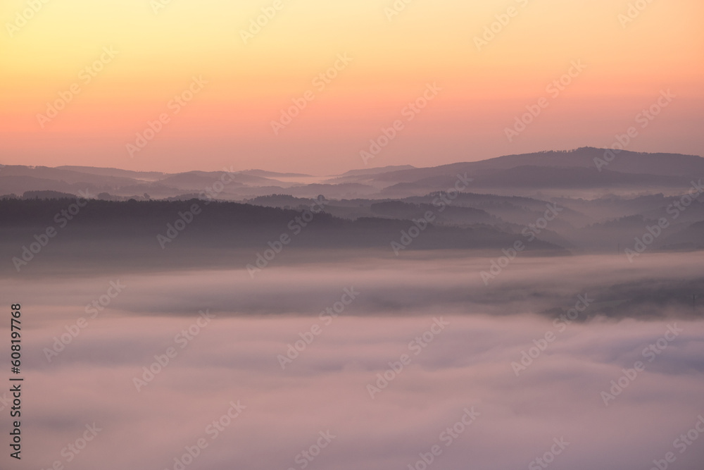 Sächsische Schweiz vom Lilienstein aus fotografiert mit Nebel und aufgehender Sonne