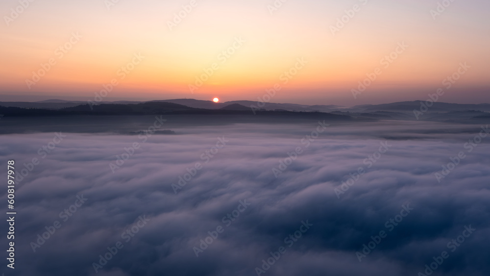 Sächsische Schweiz vom Lilienstein aus fotografiert mit Nebel und aufgehender Sonne