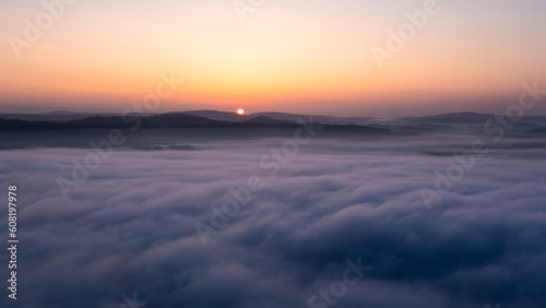 Sächsische Schweiz vom Lilienstein aus fotografiert mit Nebel und aufgehender Sonne